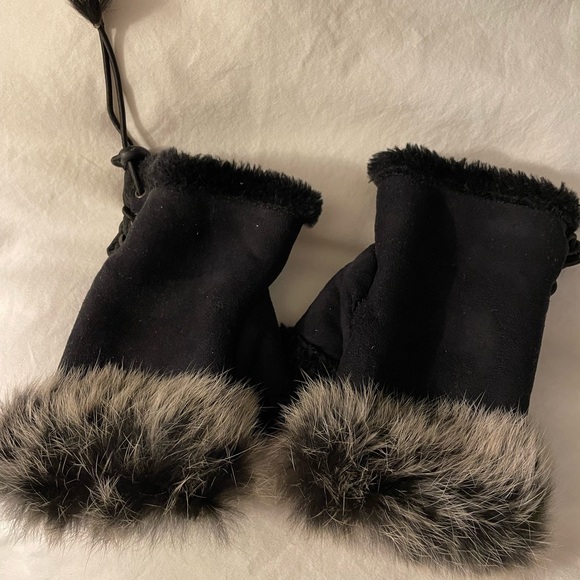 Adorable fur trimmed fingerless mitts - Picture 2 of 6